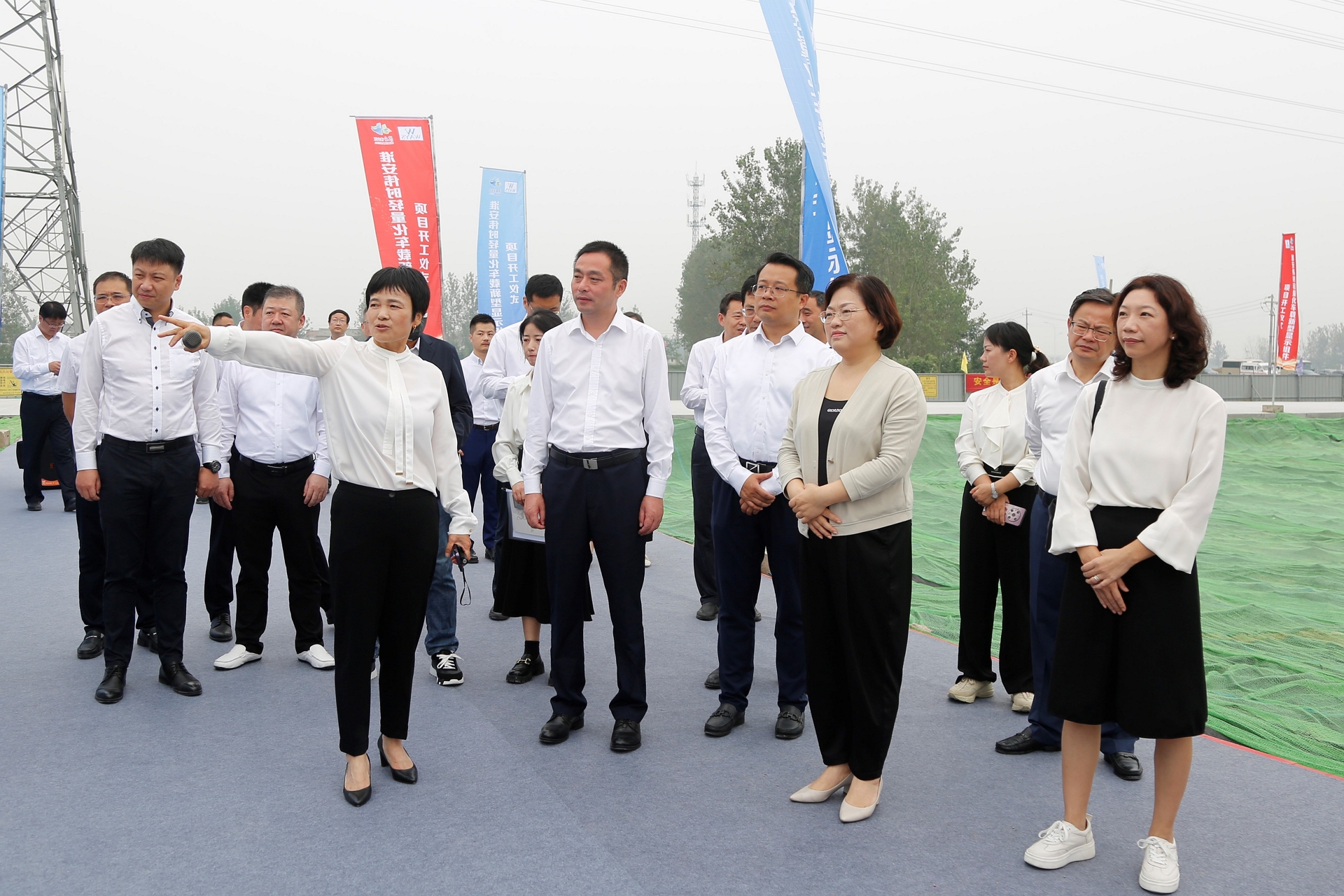 淮安J9九游会轻量化车载新型显示组件项目开工建设3.JPG